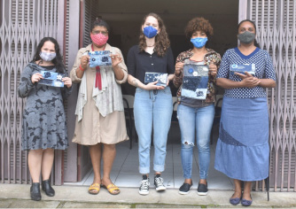 Grupo de pessoas em pé posando para foto

Descrição gerada automaticamente