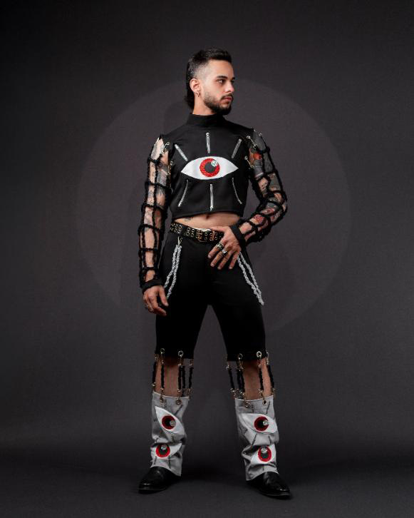 Homem com as mãos na cintura
O conteúdo gerado por IA pode estar incorreto.