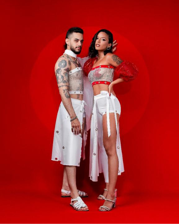 Mulher com vestido vermelho
O conteúdo gerado por IA pode estar incorreto.