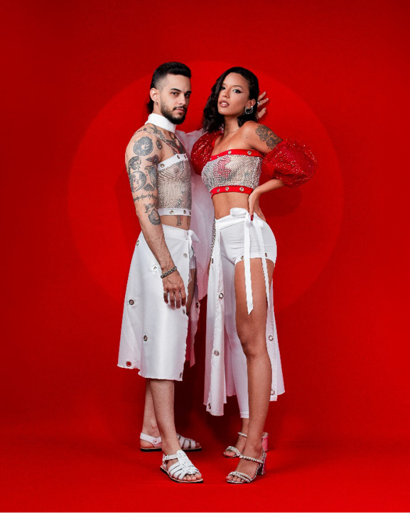 Mulher com vestido vermelho
O conteúdo gerado por IA pode estar incorreto.