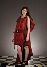Mulher com vestido preto

Descrição gerada automaticamente