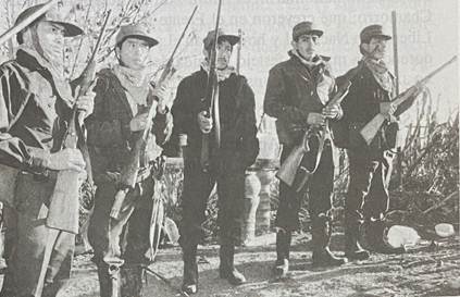 Foto em preto e branco de grupo de pessoas posando para foto

Descrição gerada automaticamente