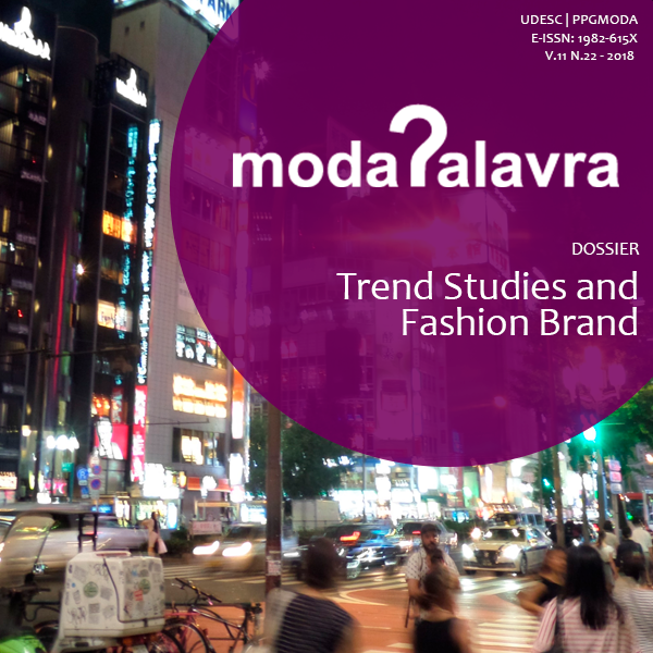 Capa da Modapalavra, V. 11 N.22 (2018). Rua a noite. Círculo roxo com o logotipo da revista Modapalavra com um ponto de interrogação estilizado como letra p e o título do dossiê Dossiê Estudos de Tendências e Branding de Moda.